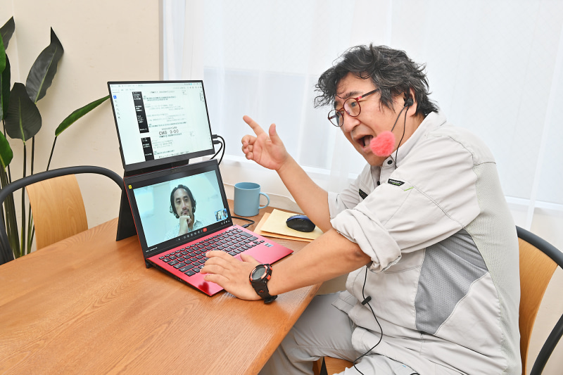 上下配置のデュアルディスプレイなら目線が下がりにくくて自信あり気に見える