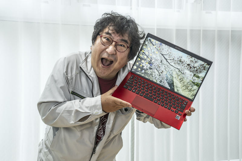 筆者が購入した「<a href="https://store.vaio.com/shop/pages/sx146g.aspx" class="n" target="_blank">VAIO SX14</a>」。“VAIOストア限定色”って宣伝文句につられて「ファインレッド」にしてみたが、かなりド派手。ほかとは一線を画した鮮やかさで注目度アップ間違いなし！