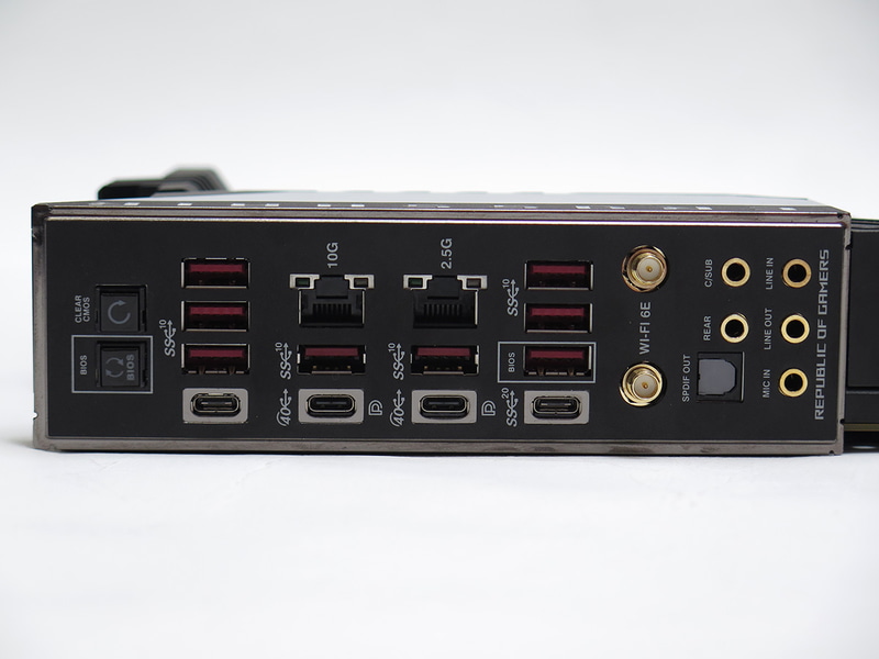 ハイエンドマザーボードでは、I/Oバックパネルがあらかじめ取り付けられていることが多いのだが、ローエンドでは別になっているのがほとんど。これを忘れると大幅に作業を巻き戻す羽目になるので注意!