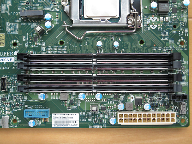 メモリはスロットに挿す際に「カチッ」と音がするまで入れること。なお、ラッチに関して近年は片方しかないマザーボードが多くなっているので、並行に挿しているか目視で再確認しよう