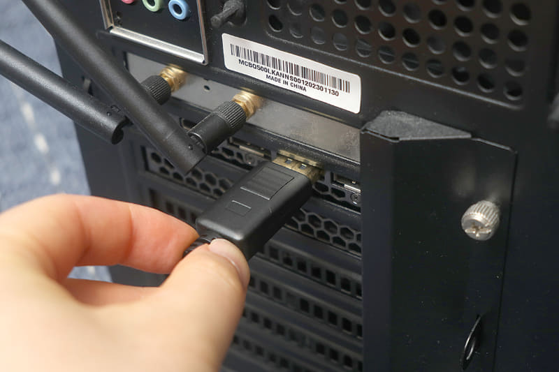 たとえ使う予定がないポートでも、できればちゃんと使えるか確認しておきたい。初期不良交換期間が過ぎて壊れていることが発覚しても後の祭りだ。そういう意味では、できればスロット類もだが……