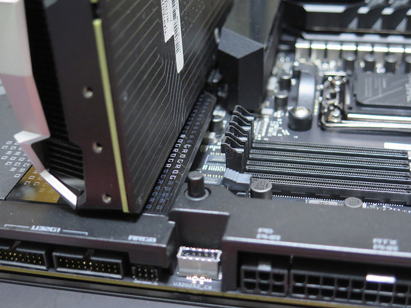 ハイエンドマザーボードは自作を楽にするギミックが多く盛り込まれており、案外初心者に優しい。写真はASUSの「PCIE SLOT Q-RELEASE」と呼ばれる機構で、PCI Expressの固定ラッチをワンプッシュで外せる(普通は隙間に手をいれる必要がある)