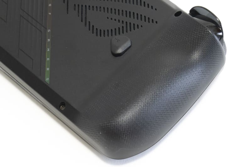 グリップ形状が握り込みやすいように形状変更された。マクロボタンも誤って押し込みにくい位置に調整されている