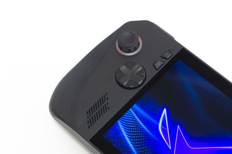 ジョイスティックは高耐久になり、D-Padも8方向入力がしやすいようサイズ/形状が変わっている