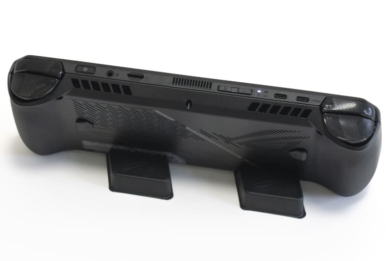 上部にまとまったインターフェイス。外部GPU接続専用だった「ROG XG Mobile インターフェイス」は廃止となり、代わりにUSB4ポートが配置された。結果的にUSBポートが2つ利用できるようになったのは嬉しい