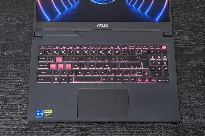 キーボードは日本語配列でバックライトも搭載。RGB LEDなので発光パターンや発光色の変更も可能だ