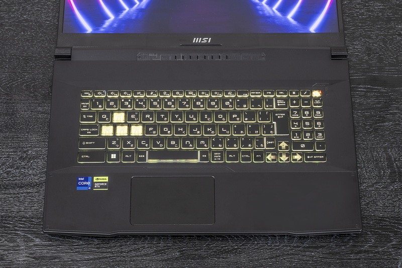 キーボードは日本語配列でテンキー付き。バックライトは発光パターンや発光色のコントロールも可能だ