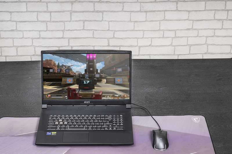 本体、ディスプレイ、キーボード、タッチパッド、Webカメラと仕事にも遊びにも使えるスペックと装備が揃っているのがゲーミングノートPCのよさ。ゲーム用途で追加が必須と言えるのはマウスぐらいだ