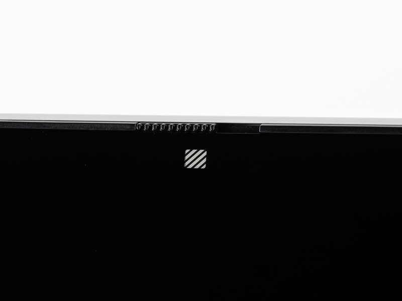 顔認証に対応する約500万画素のIRカメラはプライバシーシャッター付