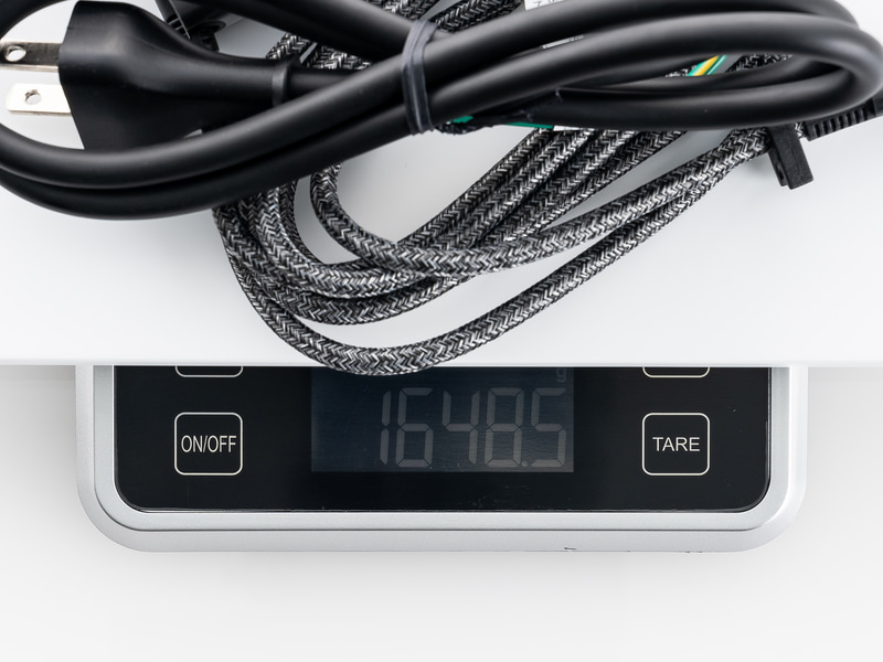 付属のACアダプタとACコードも含めると1,648g