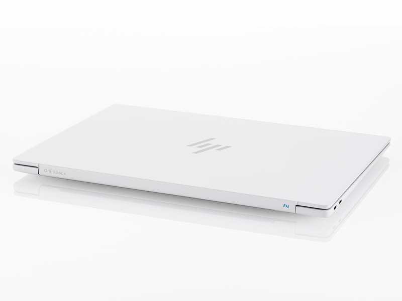 背面。撮影に難儀するほど白いセラミックホワイトのカラー