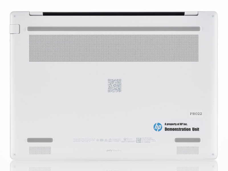 背面上部に通気口、左右の下部にPoly Studioデュアルスピーカーを備える