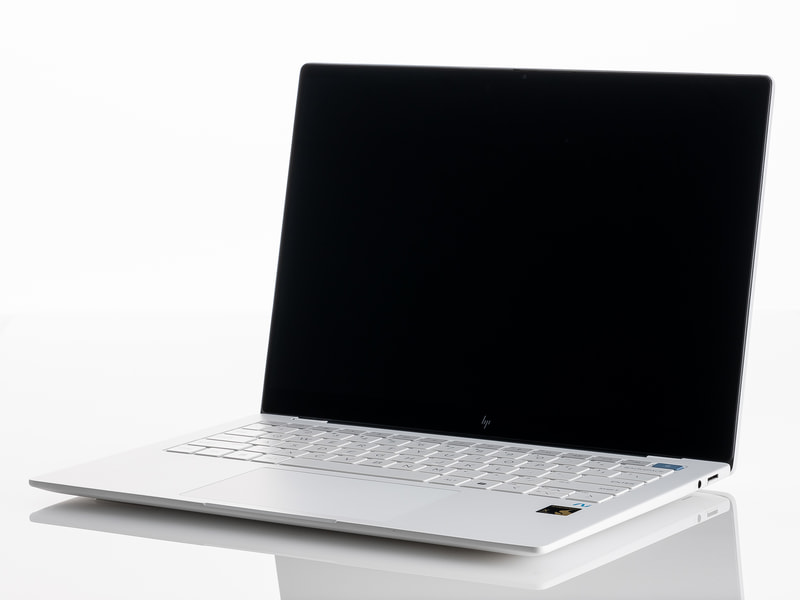 インターフェイスはUSBとオーディオジャックのみでデザインはフラットな印象を受ける