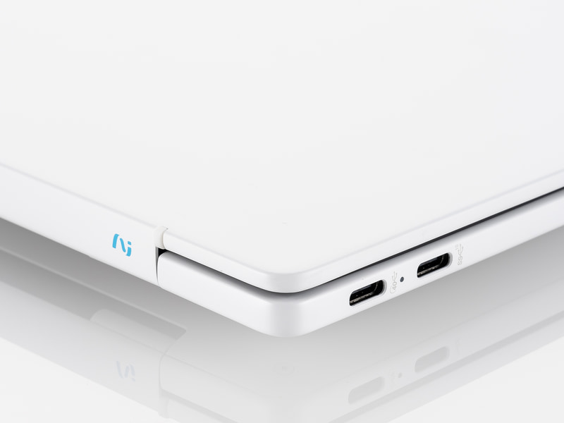 左側面はUSB4、USB 3.1 Type-C(DisplayPort Alt Mode/PD対応)