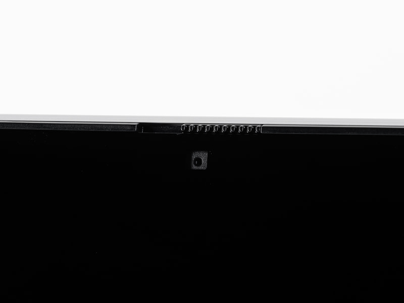 顔認証に対応する約500万画素のIRカメラはプライバシーシャッター付