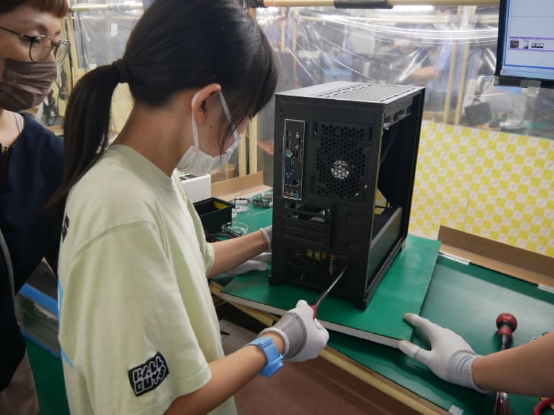 電源ユニットを固定する作業