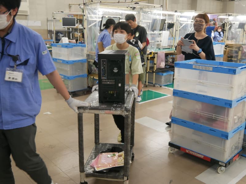 完成したPCを試験エリアに移動させる