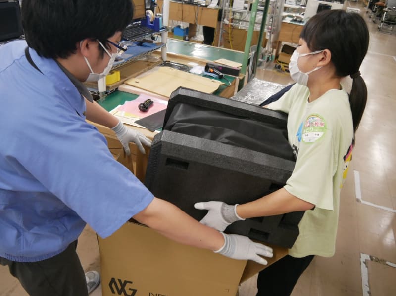 ダンボール箱に本体を入れる