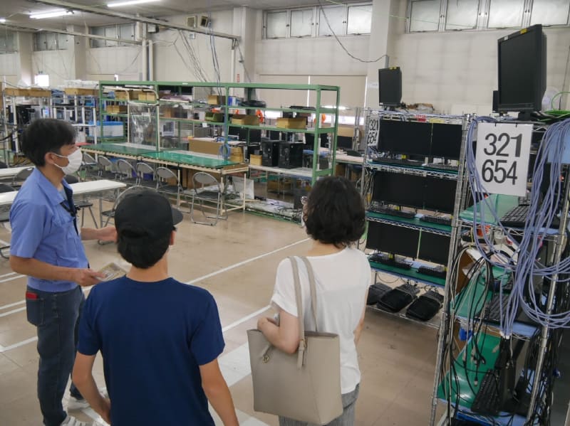 受付が終わると社員が飯山工場の様子を説明しながら会場に誘導