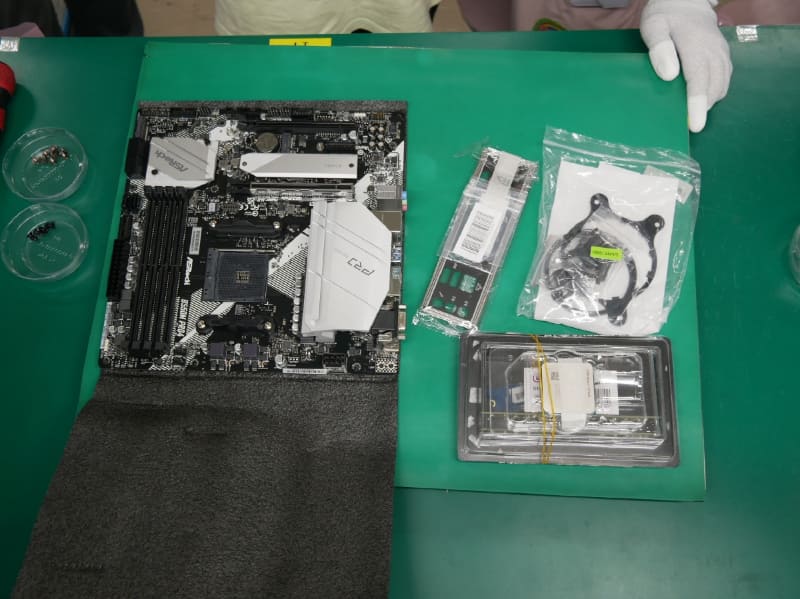 包まれたマザーボードを取り出したところ
