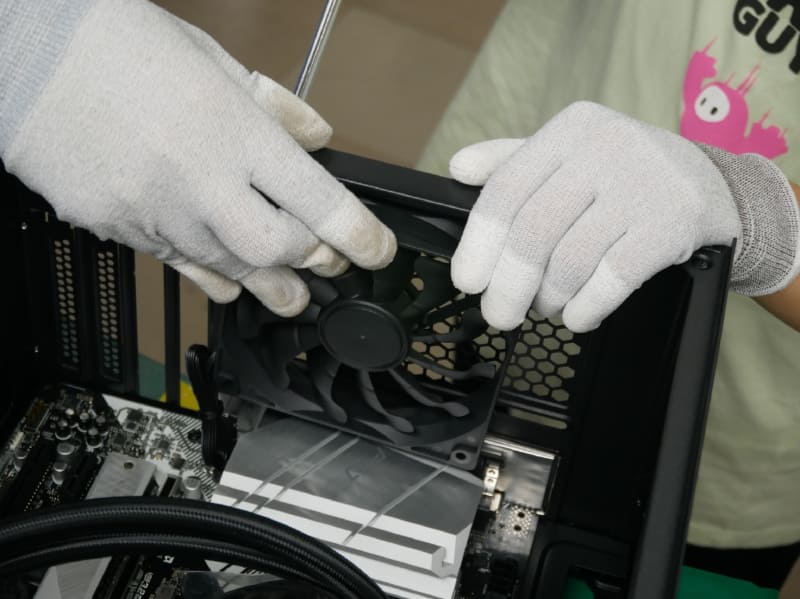 ファンの取り付け作業