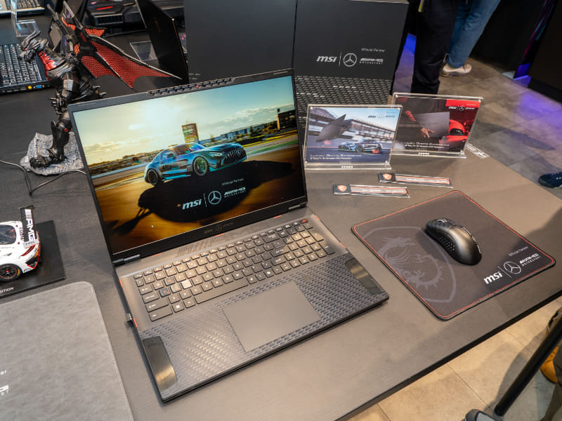 Stealth 18 Mercedes-AMG Motorsport A1V。Core Ultra 9やGeForce RTX 4080 Laptop、4K/120Hzの18型モニターなどを搭載したコラボモデル