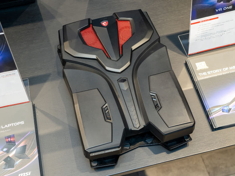 VR ONE。当時のVRで課題だったケーブルの取り回しを、PCごと背負う形で解決した