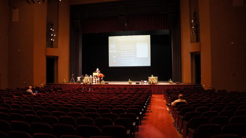 「Hot Chips 2024」の会場となる「Memorial Auditorium」の内部。2013年8月の「Hot Chips(Hot Chips 25)」に筆者が参加したときに撮影したもの