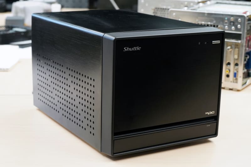 2022年と比較的新しい「<a href="https://shuttle-japan.jp/sh570r8/" class="n" target="_blank">SH570R8</a>」。Intel H570チップセットを搭載し、第11世代Coreプロセッサに対応する