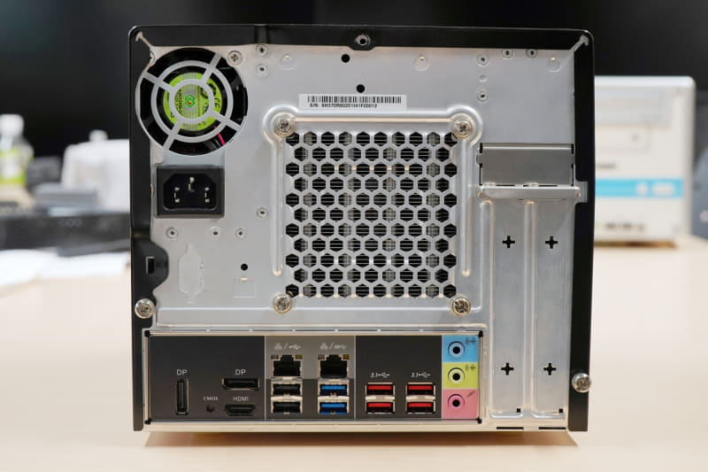 2022年と比較的新しい「<a href="https://shuttle-japan.jp/sh570r8/" class="n" target="_blank">SH570R8</a>」。Intel H570チップセットを搭載し、第11世代Coreプロセッサに対応する