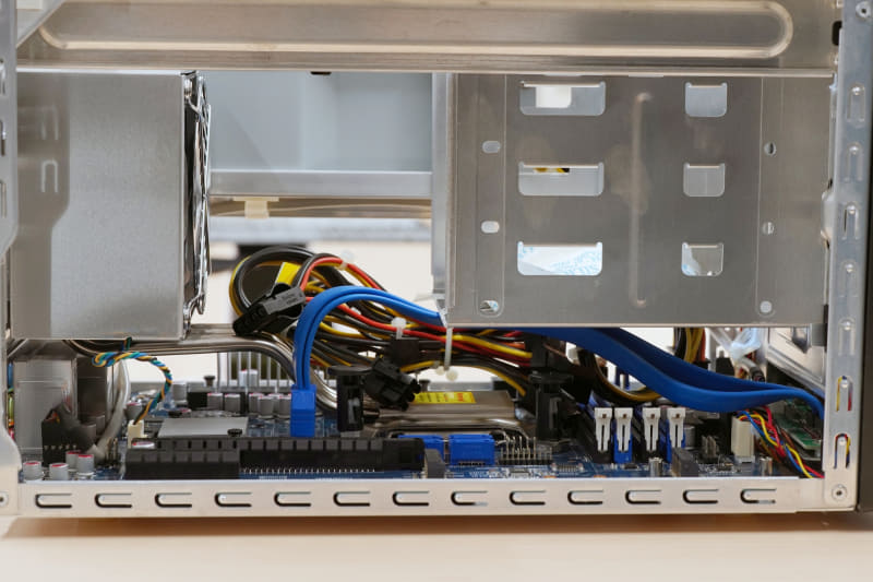 3.5インチベイを4基搭載。基板上にはM.2 2280と2230が1基ずつある