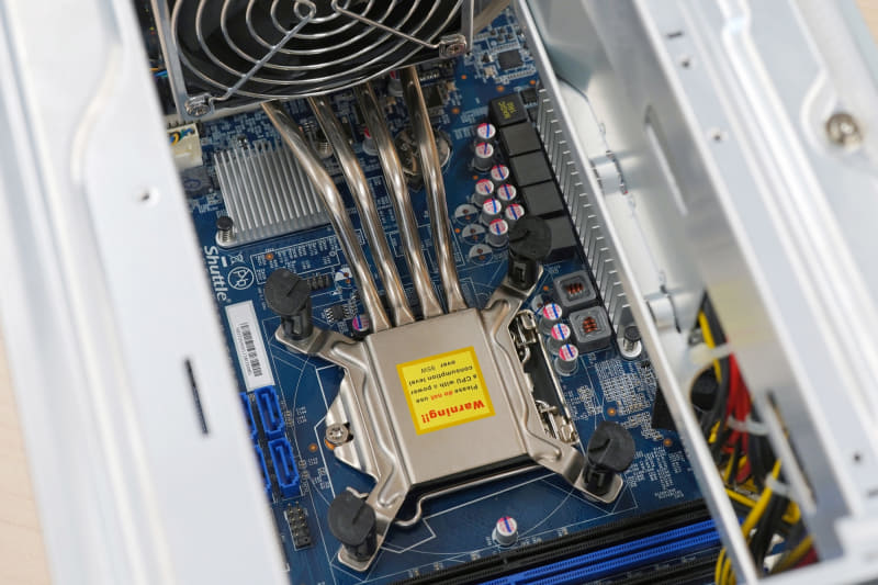 CPUから直接背面に排気するファン一体型のクーラー