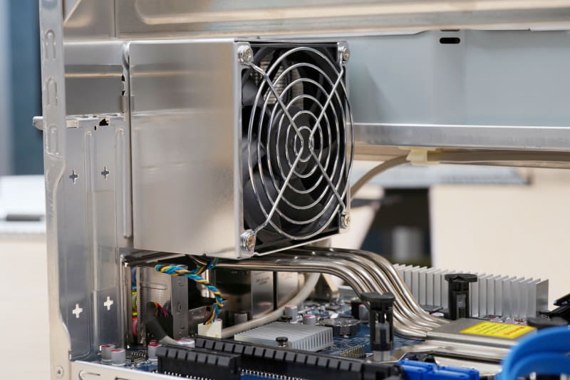 CPUから直接背面に排気するファン一体型のクーラー