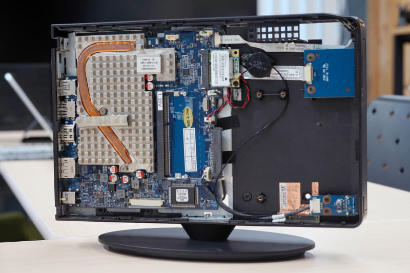 内部は2つのエリアに分かれている。こちらはメイン基板が組み込まれたエリアで、メモリと2.5インチデバイスを組み込める