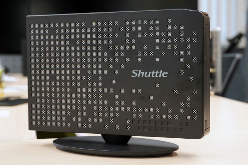 メッシュの側板の内部に、より目の細かい金属製の防塵フィルタが貼られている