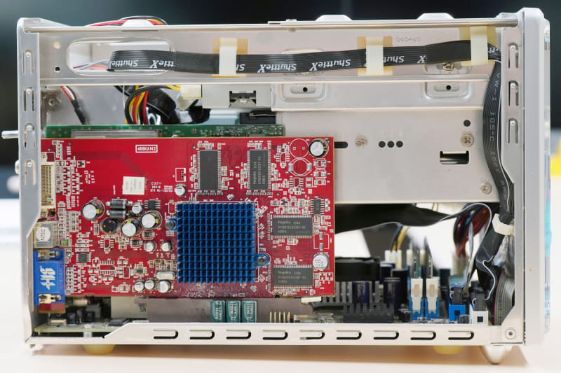 拡張カードが刺さった状態。本体前面には2基のメモリスロットが見える