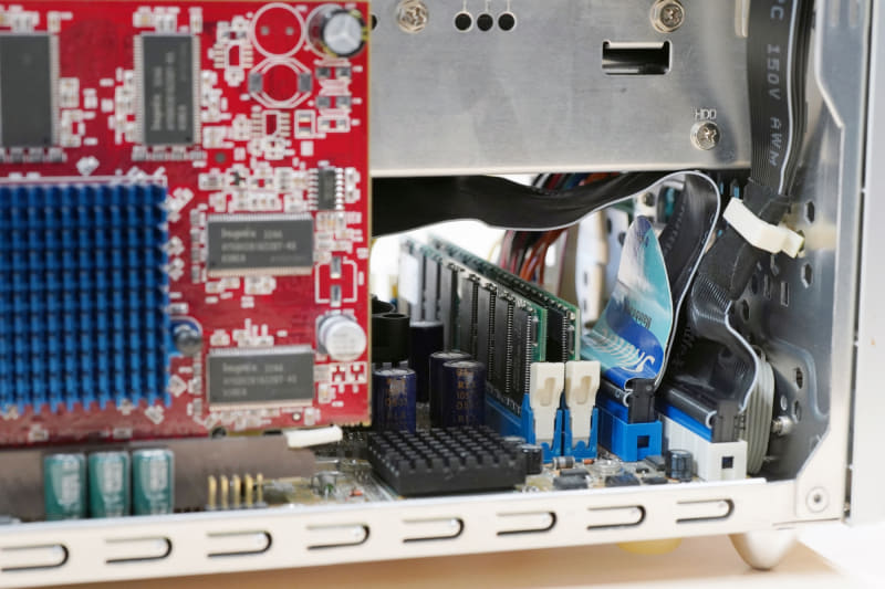 当時のHDDはパラレルATAが主流だったので、幅の広いパラレルATAケーブルを内部で配線しなければならなかった