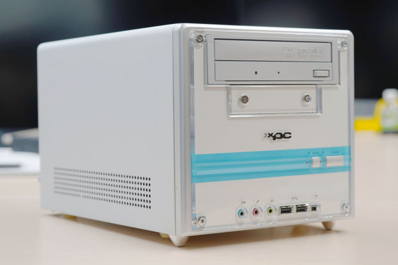 昔懐かしのSiSチップセットを採用した「<a href="https://global.shuttle.com/products/productsDetail?pn=SS56G%20V3" class="n" target="_blank">SS56G</a>」。Socket 478対応でPentium 4を搭載できた。2003年発売