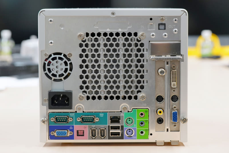 コムポートやIEEE1394、eSATAなど懐かしいインターフェイスが並ぶ背面