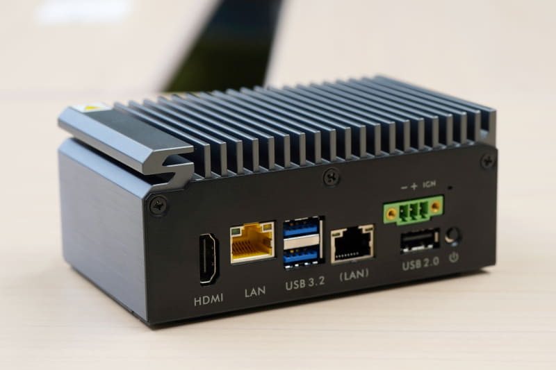 見た目通りコンパクトなファンレスPCの「<a href="https://shuttle-japan.jp/en01/" class="n" target="_blank">EN01</a>」。全体が金属製で1kgとはいかないまでもずっしり重い。CPUはCeleronやPentiumなどが使われている