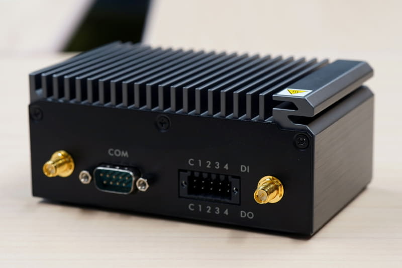 個人向けのPCとは異なり、前面にシリアルポートなど計測機器と接続するためのインターフェイスを多数装備する