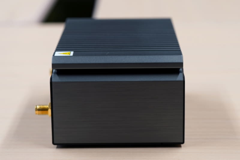 奥行きも短く、筐体のサイズはかなり小さい。ミニPCとしてコンシューマ向けで出してもウケそうではあるが……