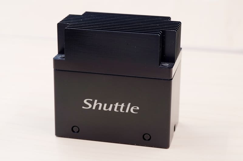 現在法人向けに販売している端末をいくつか見せてもらった。いずれも金属製の筐体を採用し、大型のヒートシンクを装着することでファンレス駆動を実現している