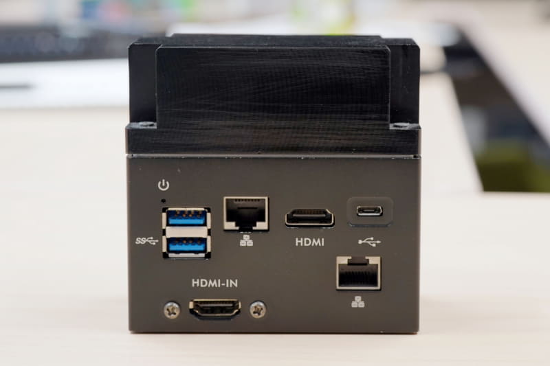 背面にはHDMIの入出力やUSB Type-C端子が見える