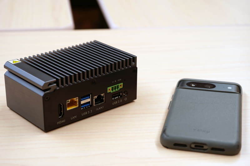 奥行きも短く、筐体のサイズはかなり小さい。ミニPCとしてコンシューマ向けで出してもウケそうではあるが……