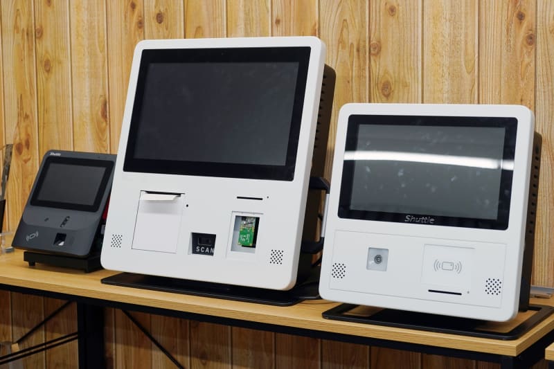 現在開発中だというタッチパネル搭載の端末。多国語で販売補助を行なうためのものだという