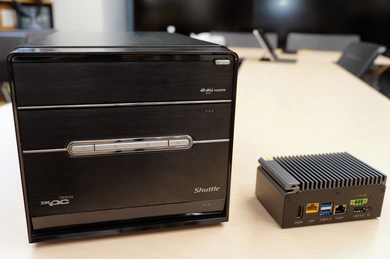 左は2007年に発売されたIntel G33チップセット搭載の「SG33G5」。右は現在法人向けに展開しているファンレス金属筐体の小型PC