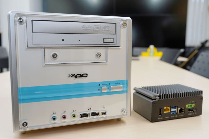 SS56Gと並べると、法人向けのPCがいかに小さいかが分かる