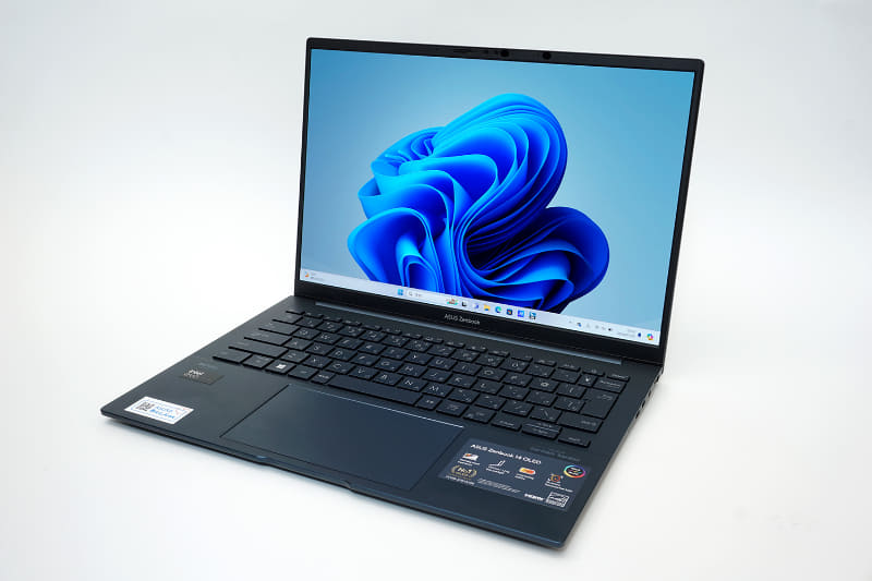バッテリ駆動のテストにはASUSの「Zenbook 14 OLED」(型番 : UX3405MA-U7161W)を利用した