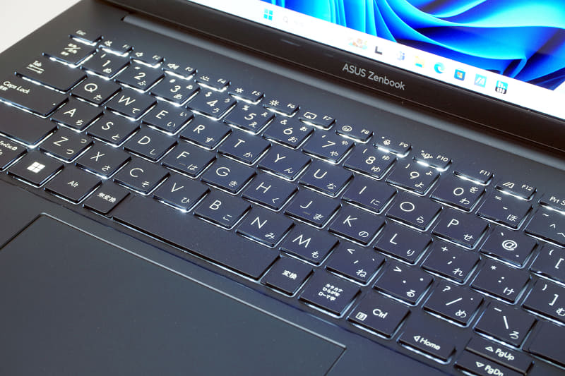 キーボードのバックライト最大(左)とオフ(右)の状態でテストしている